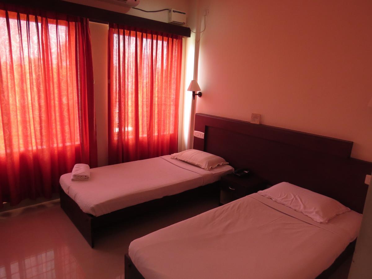 Hotel Lals Residency Adur Zimmer foto