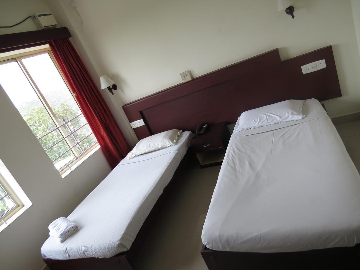 Hotel Lals Residency Adur Zimmer foto