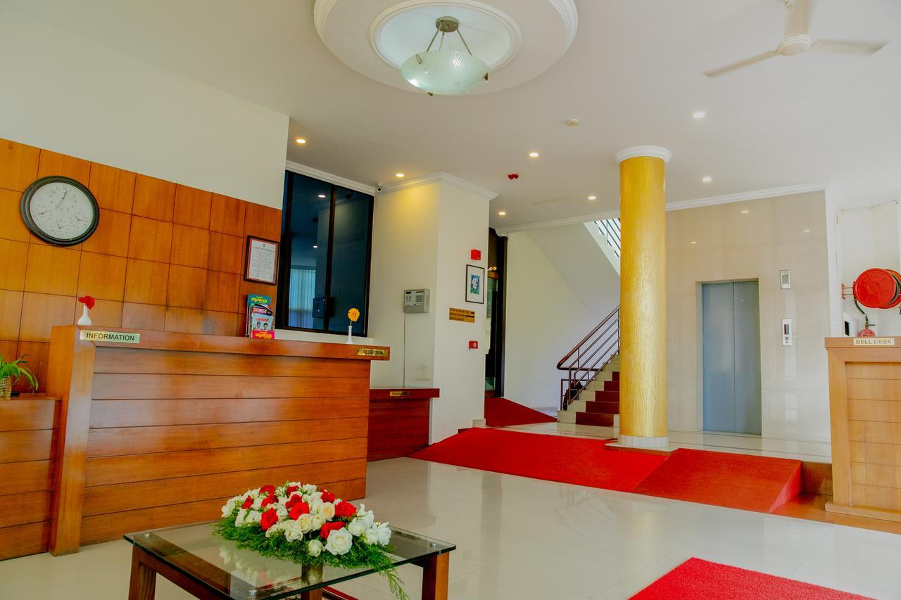 Hotel Lals Residency Adur Exterior foto