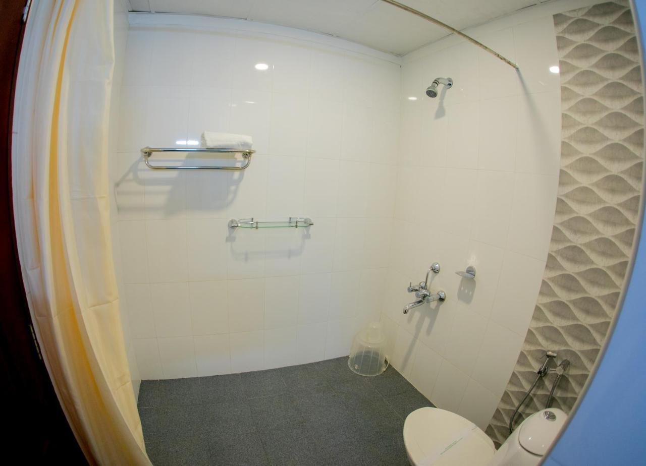 Hotel Lals Residency Adur Exterior foto